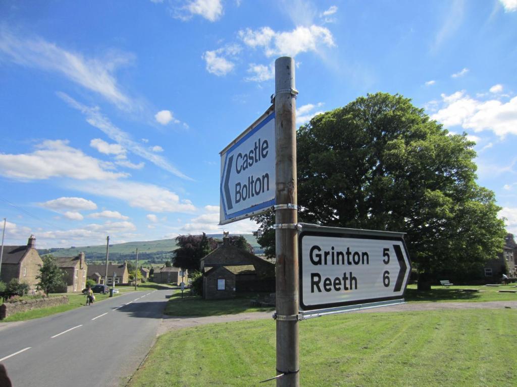 Отель Bolton Arms Redmire Экстерьер фото